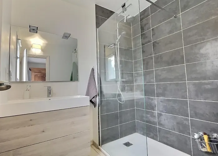 Charming Quiet Pool Villa Toulon